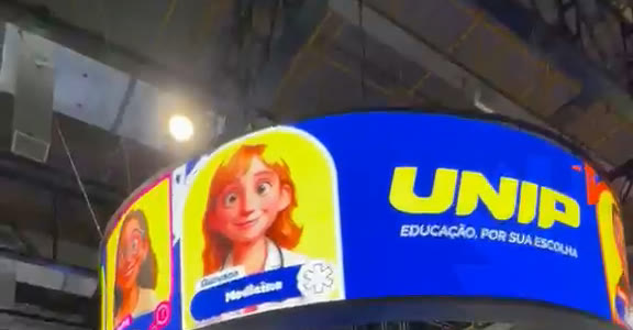 Anel de LED 360° da UNIP com caricatura por IA na Expo CIEE